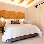 Guest house La Via And Terrace Olbia